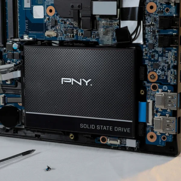 SSD PNY CS900 500GB SATA III 2.5 pulgadas — detalle del conector